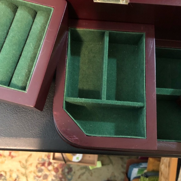 Nice n Compact. Smooth Mahogany finish. Simple design. JEWELRY BOX VINTAGE AVON - Picture 5 of 15